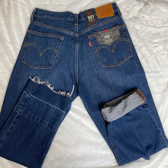 Levi’s 501 high waist button fly crop distressed - Picture 2 of 12